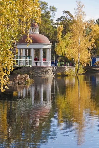 La rotonda en el pintoresco parque otoñal.Chelyabinsk.Rusia — Foto de Stock