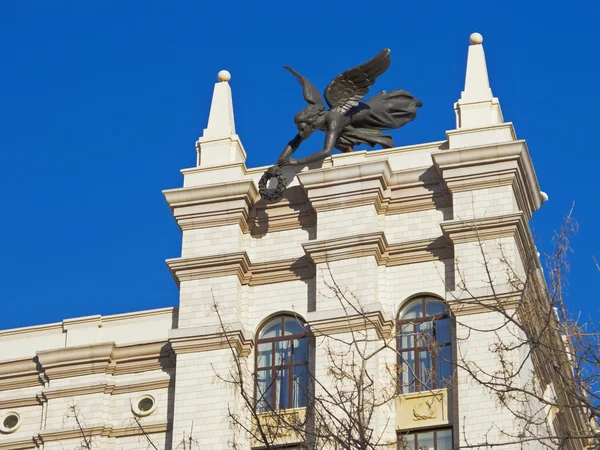 Sculptura zeitei Nike cu o coroană de dragoste pentru învățare și victorie. Pe acoperișul Universității Ural de Sud din Chelyabinsk.Russia . — Fotografie, imagine de stoc