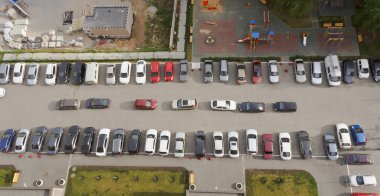 Otomobil yüksek katlı binanın önünde park etmiş. Üstten Görünüm