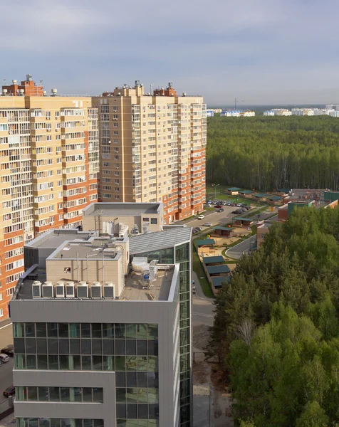 Nieuwe hoogbouw in een bosrijke omgeving van de stad. Het uitzicht vanaf de top — Stockfoto