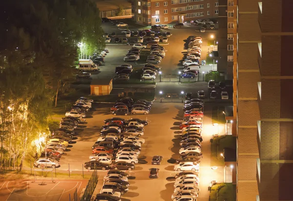 高層ビル近くに車の駐車場の平面図です。Night.Chelyabinsk. — ストック写真