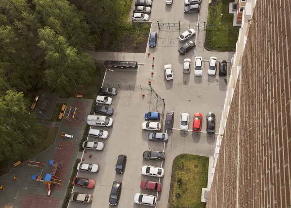 Вид сверху на двор и припаркованные автомобили. — стоковое фото