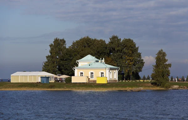 На берегу Финский залив рядом с пирсом . — стоковое фото