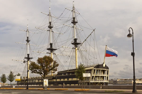 Statek restauracja "Łaski" w Petrovskaya nasyp Neva.Saint Petersburg, Federacja Rosyjska — Zdjęcie stockowe