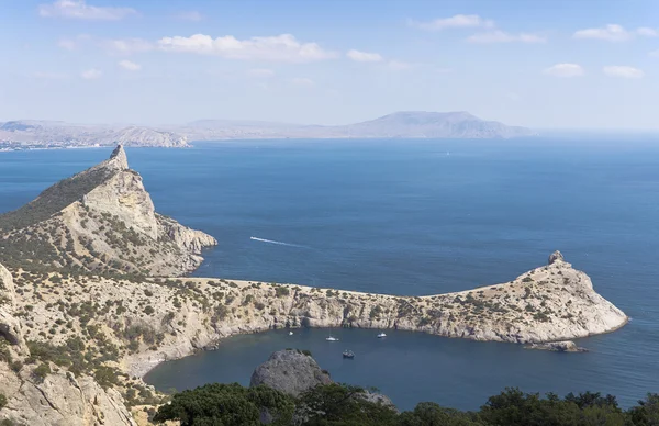 Blue Bay dağlar ve mercan resifleri ile çevrili. Yeni ışık