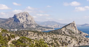 Dağ-deniz manzara. Sahil