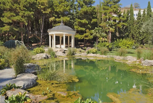 Parc-monument de l'art paysager. Rotonde antique à effet acoustique — Photo