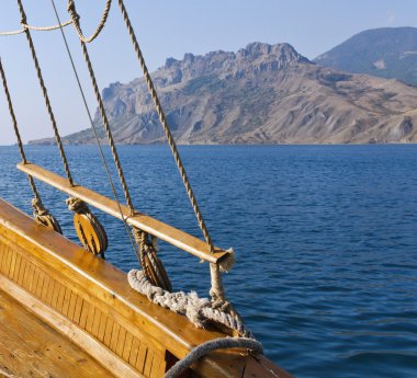 Dağlar ve yat denizden