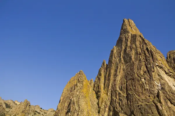 古代の火山の山頂に鋭い — ストック写真