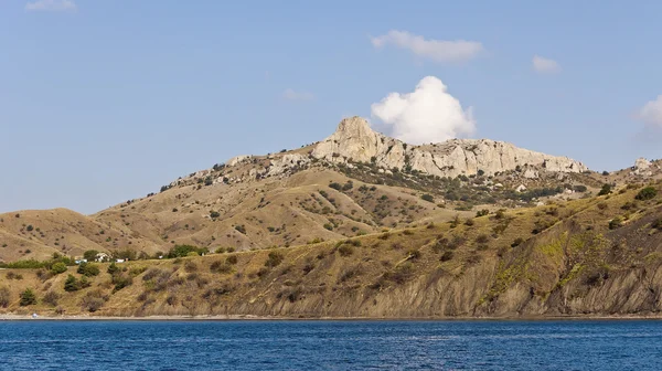 De heuvels en de bergen aan de kust van de Zwarte Zee, met cloud over de toppen — Stockfoto