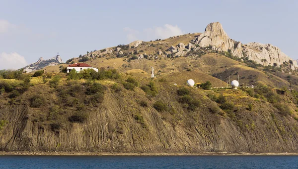 Berglandschap: huis en radar station aan de kust — Stockfoto