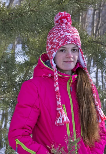 Portret dziewczynki w zimowym lesie — Zdjęcie stockowe