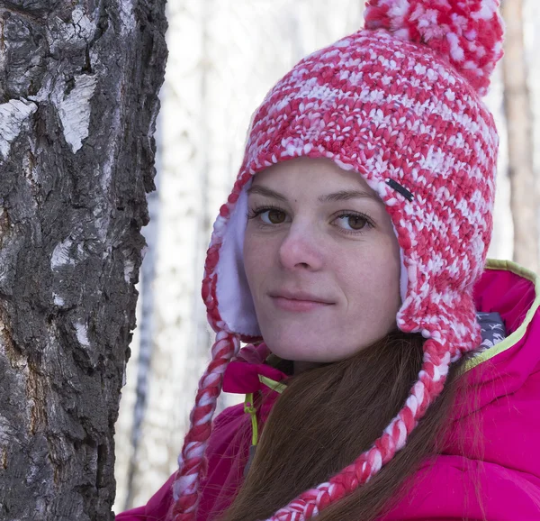 Mädchen in der Nähe einer Birke im Winterwald — Stockfoto