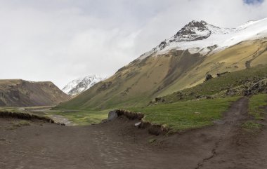 Dağlarda yol