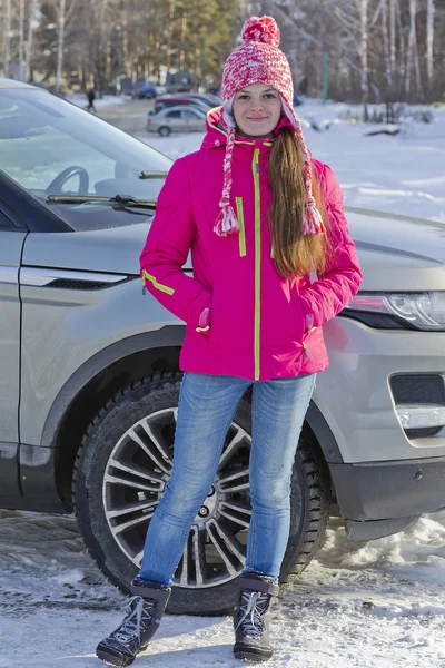 Ein Mädchen in allem Wachstum auf dem Hintergrund des Autos — Stockfoto