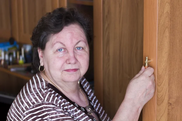 A nő, megüresedett állás a ajtó fali szekrény — Stock Fotó