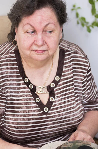 A mulher com uma expressão confusa, olhando para baixo — Fotografia de Stock