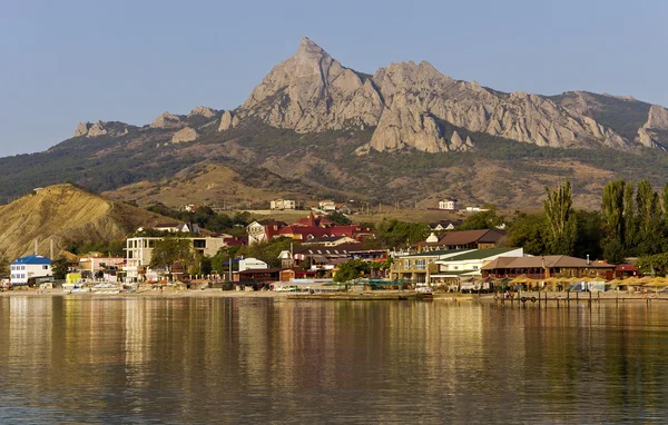 Vista de la bahía, el pueblo de Koktebel y las montañas . — Foto de Stock