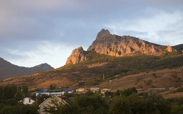 Uitzicht op het dorp van Koktebel en bergen. — Stockfoto