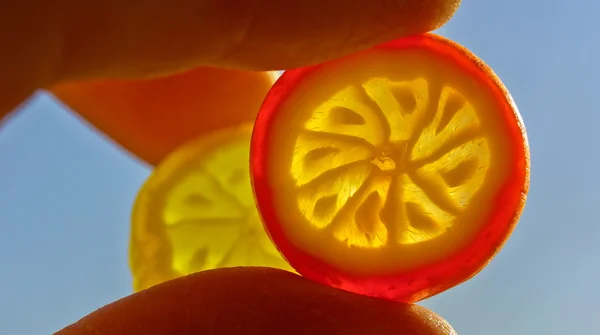 İki parlak lolipop parmaklarında sıktı, yuvarlak. — Stok fotoğraf