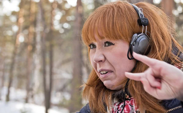 Das Mädchen mit den roten Haaren zeigt Rocker. — Stockfoto