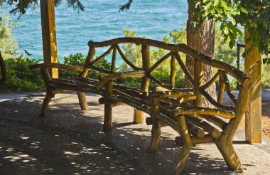 Kürsüye çardak Seaside Park içinde. Aivazovsky.Paradise Park. Partenit.