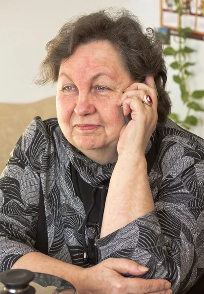Feliz anciana hablando por teléfono . — Foto de Stock