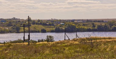 Kırsal sonbahar manzara nehir ile. Rusya.