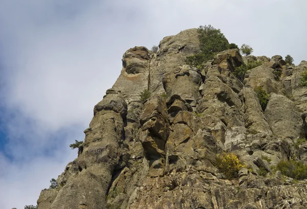 南部の Demerdzhi の山の峰の一つ — ストック写真
