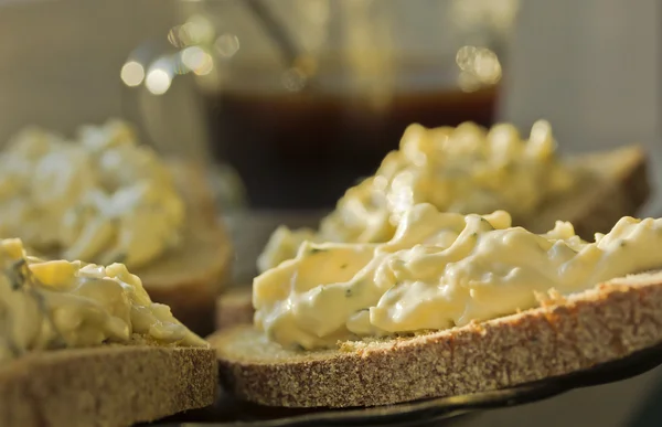 Sandviç peynir ve sarımsak meze ile siyah ekmek üzerinde