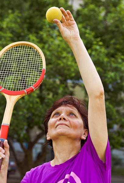 Deportiva de una anciana juega tenis — Foto de Stock