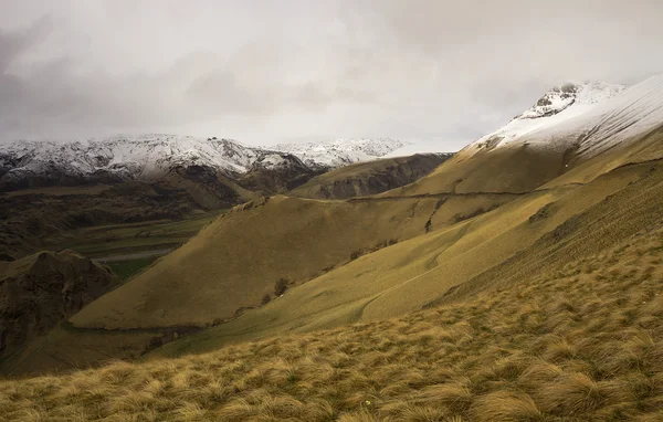 Yolu gil-su bulutlu weather.the yılında Kuzey Kafkasya — Stok fotoğraf