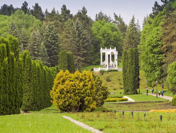 Resort montanha Parque de Kislovodsk.Lookout sobre o Vale das Rosas. — Fotografia de Stock