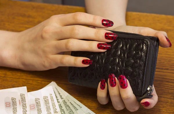 Γυναικεία χέρια που κρατούν ένα πορτοφόλι με χρήματα — Φωτογραφία Αρχείου