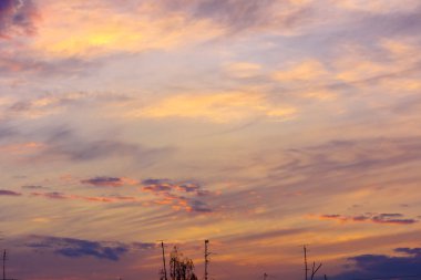 Gün batımında hafif bulutlu gökyüzü tonları