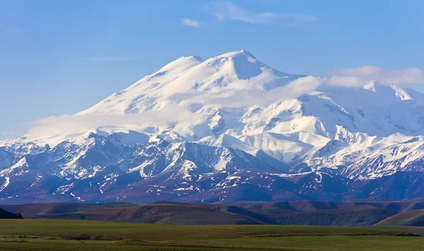 Meraviglioso Elbrus in nuvole leggere. Il Caucaso . — Foto Stock