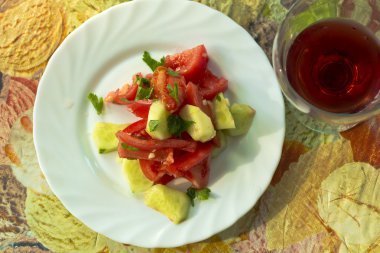 Salata, domates ve salatalık bir kadeh şarap ile. Üstten Görünüm