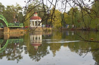 Şehir sonbahar Park banklar ile