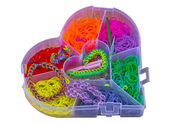 Çok renkli kauçuk şeritler bilezik örmeye. Beyaz izole