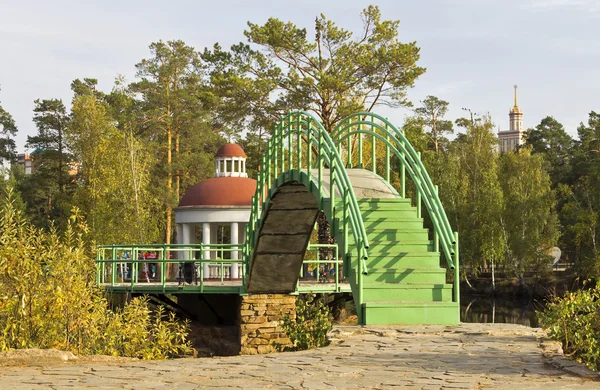 Le pont et le belvédère dans le parc de la ville d'automne — Photo