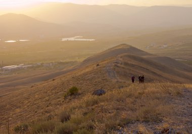 Üstünde belgili tanımlık tepe Voloshina batan güneşin içinde. Kırım