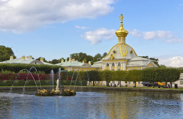 Peterhof, Rusia - 9 de septiembre de 2013: vista desde el Parque Superior de Peterhof . — Foto de Stock