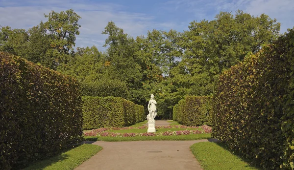 Tsarskoye selo, st. petersburg, russland - 12. september 2013: catherine park, die statue des apollo in der allee des regulären parks — Stockfoto