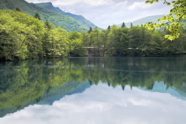 Kabardey-Balkaria.Spring daha düşük Mavi Göl
