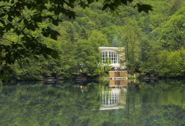 Centro de mergulho no lago azul.Spring.Kabardino-Balkaria.O Cáucaso do Norte . — Fotografia de Stock