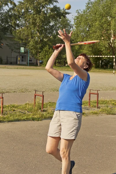 Una atleta de edad avanzada juega tenis . — Foto de Stock