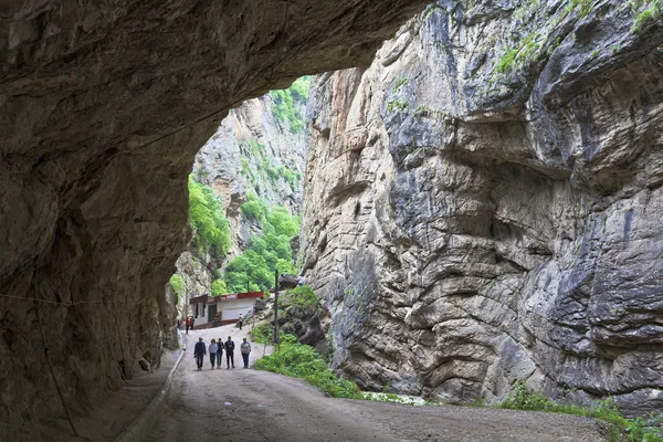 Under overhanging cliffs in narrow Chegemsky gorge  near Chegem waterfalls — Stock Photo, Image