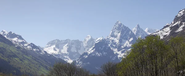 Les sommets enneigés des montagnes du Caucase Karachay-Cherkessia . — Photo