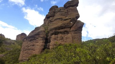 Ongamira Clods, Monte Chapel, Cordoba 'nın yanında. Tepedeki taş. Dağ manzarası. Büyük taşlar. Arjantin