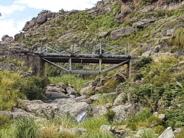 Kayalık tepeler arasındaki köprü. Pilgrim Yolu. Camino del Peregrino, Cordoba, Arjantin.